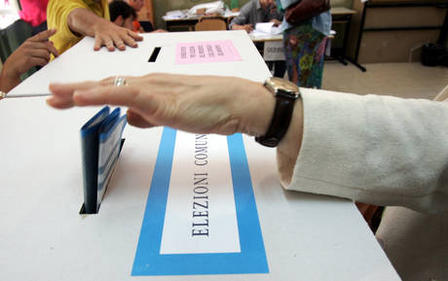 Sorpreso a fotografare il proprio voto: denuncia e sequestro del telefonino per l’incauto votante