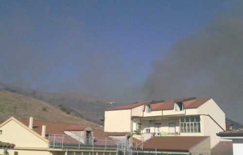 Incendio sulle colline alle spalle di Pignataro: le fiamme lambiscono il centro abitato.