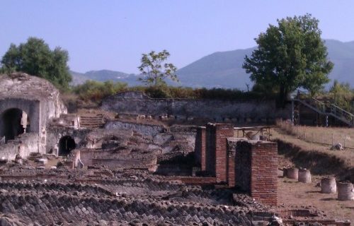 “Mille e una…Archeologia”: continua il percorso di valorizzazione dell’antica Cales tra teatro e musica