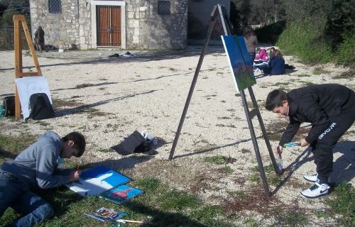 Gli alunni della “Martone” con quelli del liceo artistico in giro per il paese a disegnare “dal vero” i monumenti