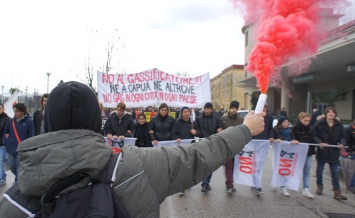 Ieri la manifestazione contro il gassificatore, “NoGas di nuovo in piazza: la politica vacilla, noi no!”