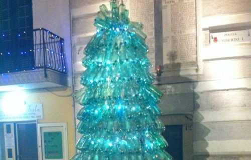 A Bellona spuntano gli alberi natalizi “ecologici”: installati alberi realizzati con materiale riciclato