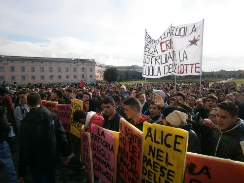 Ventennale della Sun: gli studenti bloccano la città di Caserta per protestare contro il ministro Profumo