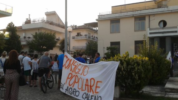 Il “Comitato per l’Agro Caleno: No Centrale a Biomasse” commissaria il Comune nel corteo di ieri (25 luglio)