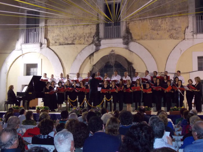 Grande successo per il concerto del “Coro polifonico” di Pignataro e della polifonica “Resonare Fibris” di Caserta