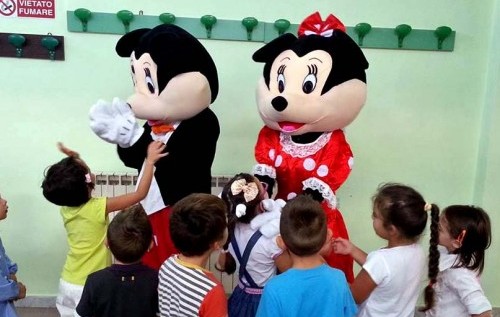 Tutto ok il primo giorno negli istituti scolastici. Alla materna accoglienza con Minnie e Topolino