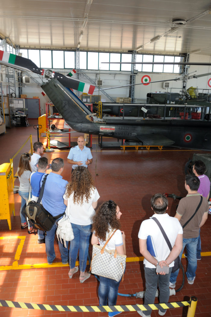 I giovani partecipanti al corso di giornalismo in visita all’aeroporto militare di Grazzanise