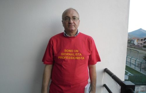 Parte la campagna di Enzo Palmesano in maglietta rossa con la scritta: “Sono un giornalista professionista”