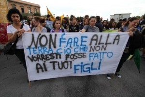 #fiumeinpiena: segui la manifestazione di Napoli contro il biocidio a partire dalle 14.30 su https://www.facebook.com/Caleno24ore e su https://twitter.com/caleno24ore