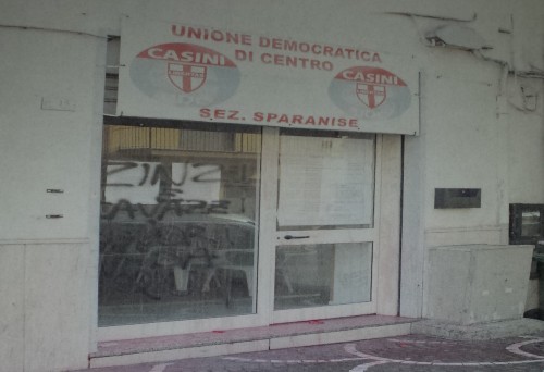 Scritte sulla vetrata della sezione dell’Udc, i centristi sparanisani: “Non siamo gli amici di Iavazzi”