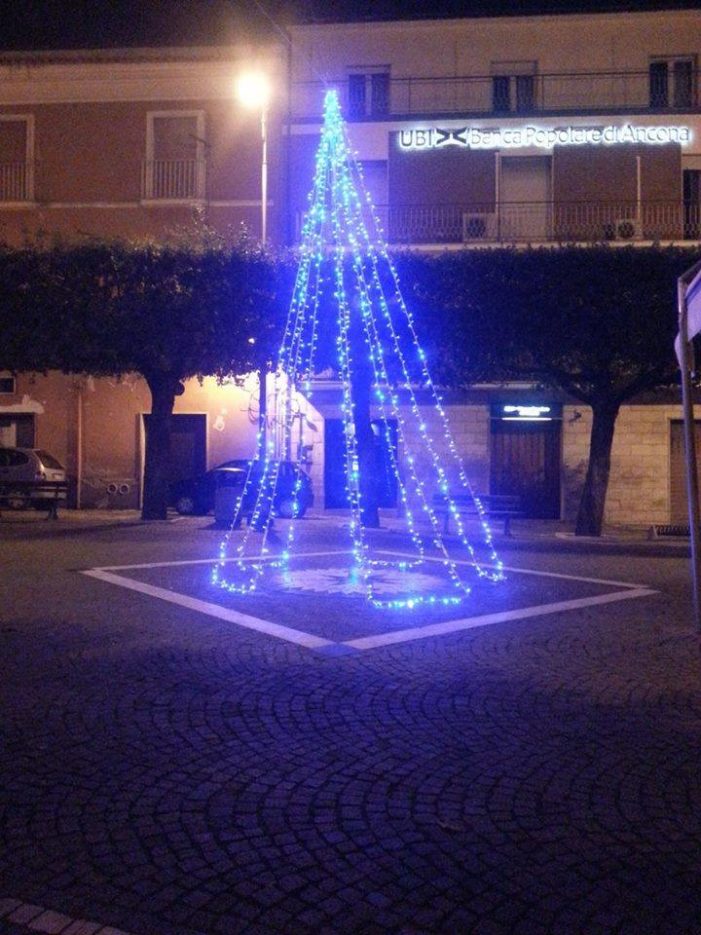 I giovani compreranno un albero di Natale