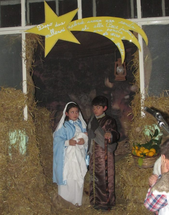 Anche il sindaco Pio Del Gaudio a contemplare la Natività rappresentata dai bambini: suggestivo presepe vivente alla scuola “S. Anna”