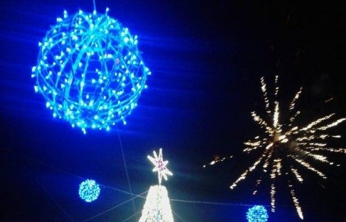 Accese le luci dell’albero di Natale in piazza Umberto I. L’evento anticipato dal canto dei bambini e dalla “neve”