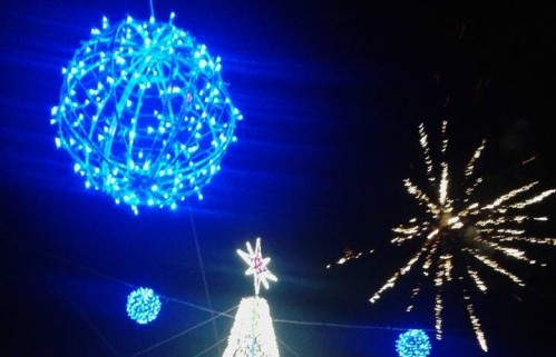 Accese le luci dell’albero di Natale in piazza Umberto I. L’evento anticipato dal canto dei bambini e dalla “neve”