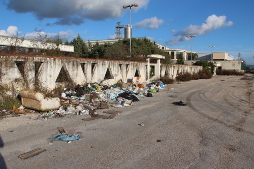 Prima l’Italia di nuovo all’attacco: ancora discariche a cielo aperto e l’Amministrazione dorme