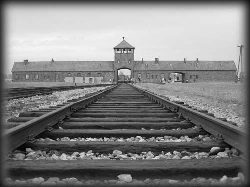 “Auschwitz è fuori di noi, ma è intorno a noi. La peste si è spenta, ma l’infezione serpeggia” (Primo Levi)