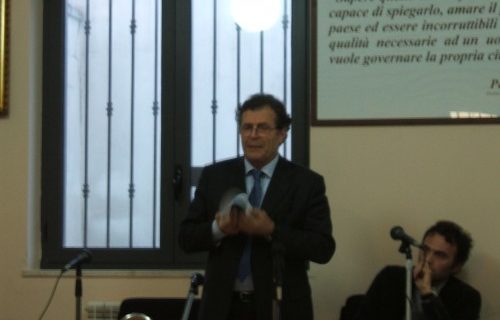 Raimondo Cuccaro proroga l’affidamento senza gara d’appalto del conferimento della frazione umida a “Gesia spa” – spunta una vecchia deliberazione del Comune di Pastorano: quando l’attuale sindaco pignatarese chiedeva “provvedimenti repressivi” contro “Esogest Ambiente”