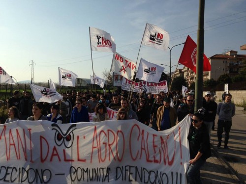 Centinaia di manifestanti hanno raggiunto l’area ex Pozzi per dire No alla centrale e Si alle bonifiche