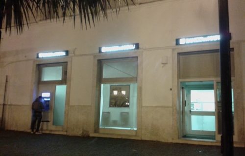 Rapinatori “gentiluomini” al Banco di Napoli: in una mano la pistola, nell’altra un bicchiere d’acqua