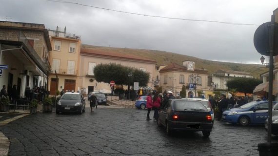 Corteo “No Tares”: mentre poche decine di manifestanti erano in piazza, una delegazione ha incontrato il sindaco