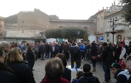 Tares, Tr: piazza militarizzata, cresce l’indignazione e l’assemblea pubblica lancia un ultimatum