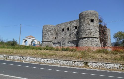 Caparco parla della valorizzazione per “le porte dei parchi” mentre rischia di svalutare l’Antica Cales