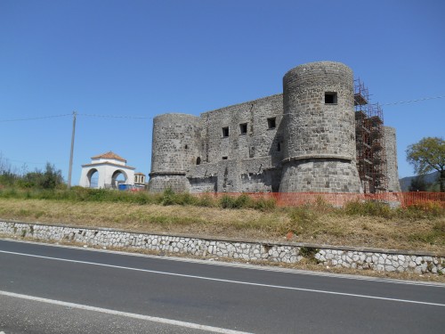 Caparco parla della valorizzazione per “le porte dei parchi” mentre rischia di svalutare l’Antica Cales