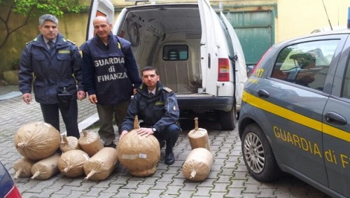 Maxi sequestro di fuochi artificiali illegali in caseggiato tra le campagne in “Area Vecchia”