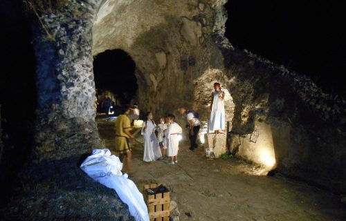 “Cales, suggestioni d’estate” riporta in vita la cittadina antica: mai vista tanta gente nell’area archeologica