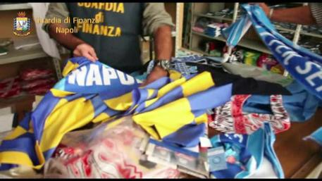 Sequestrato opificio clandestino: venivano realizzate maglie false di Napoli, Juve, Inter, Milan e Barcellona