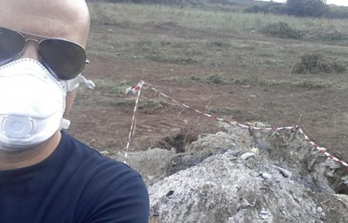 Rifiuti nell’area ex Pozzi: dagli scavi dei Vigili del Fuoco e del Corpo Forestale viene fuori di tutto. Lo comunica il giornalista Salvatore Minieri, presente stamane sul posto