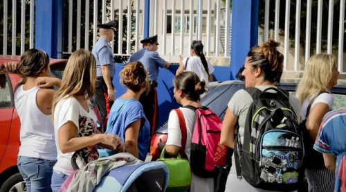 Uomo armato entra in una scuola ma viene disarmato da un papà e bloccato dalle mamme degli alunni