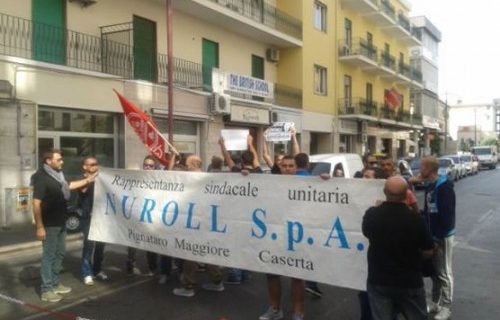 Vertenza Nuroll: incontro tra le parti rimandato ancora una volta. L’appuntamento in Confindustria slitta al 27 ottobre e gli operai occupano via Roma a Caserta