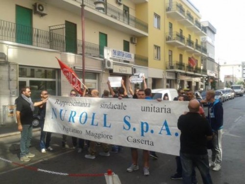 Vertenza Nuroll: incontro tra le parti rimandato ancora una volta. L’appuntamento in Confindustria slitta al 27 ottobre e gli operai occupano via Roma a Caserta