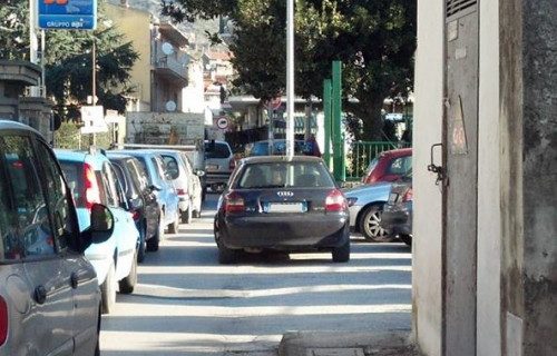 Sosta selvaggia: appena i vigili urbani si distraggono, gli incivili ne approfittano