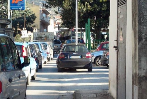 Sosta selvaggia: appena i vigili urbani si distraggono, gli incivili ne approfittano