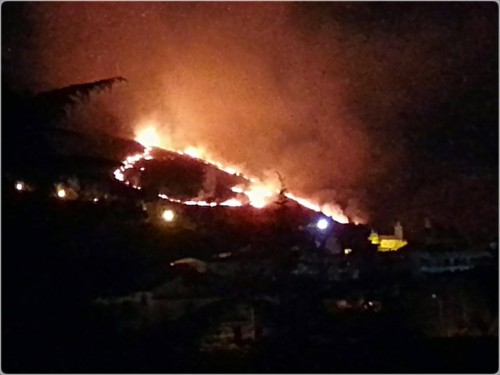 Incendio sulla collina di Pignataro: le fiamme lambiscono la chiesa di San Giorgio