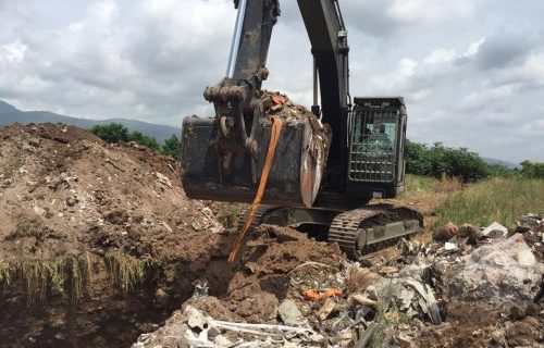 Area ex Pozzi: gli scavi della Forestale portano alle luce rifiuti di ogni tipo. Secondo gli addetti ai lavori potrebbe trattarsi della discarica illegale più grande d’Europa