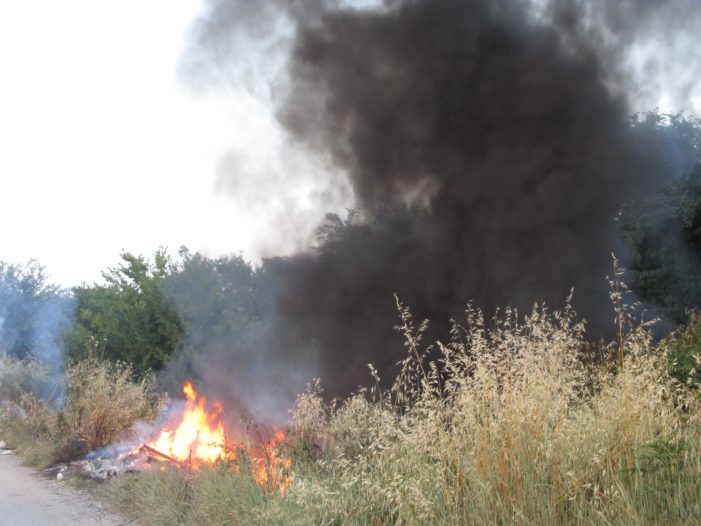 Combustione illecita di rifiuti: arrestato 30enne mentre dava fuoco a tubi di irrigazione