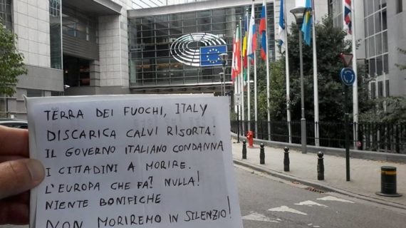 Terra dei Fuochi. Ex Pozzi: la protesta approda davanti al Parlamento Europeo per la bonifica dei rifiuti tossici