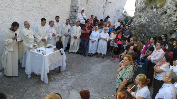 Il vescovo della diocesi di Teano-Calvi Arturo Aiello ha celebrato la messa sull’eremo di San Salvatore