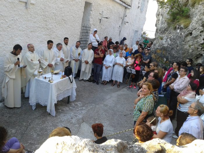 Il vescovo della diocesi di Teano-Calvi Arturo Aiello ha celebrato la messa sull’eremo di San Salvatore