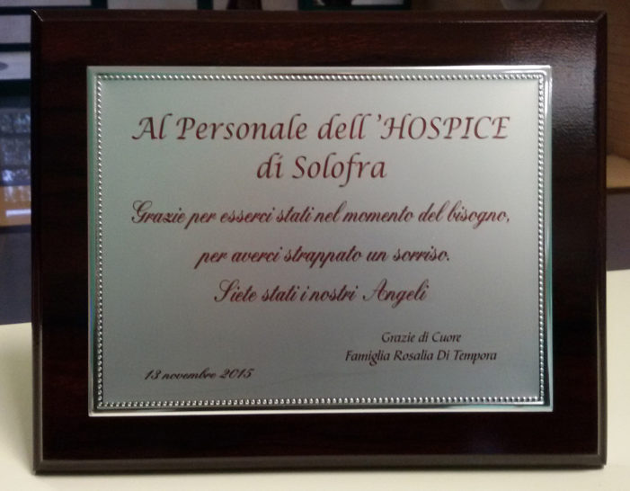 Da Benevento la targa della famiglia di tempora per ringraziare tutti gli operatori dell’Hospice di Solofra