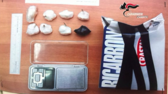 Teneva la droga nella scatola del bicarbonato: arrestato dai carabinieri 44enne di Vitulazio