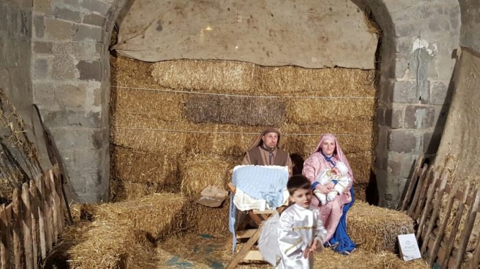 Un centinaio di figuranti hanno dato vita al presepe vivente nel centro di Pignataro