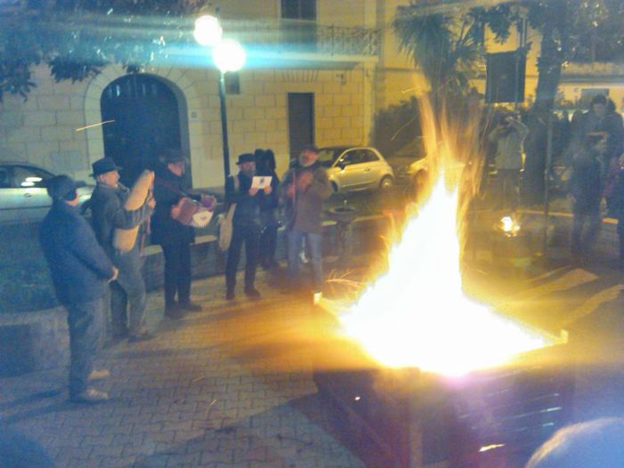 A Pastorano i fedeli e gli “Arianova” hanno onorato il falò acceso per Sant’Antonio Abate