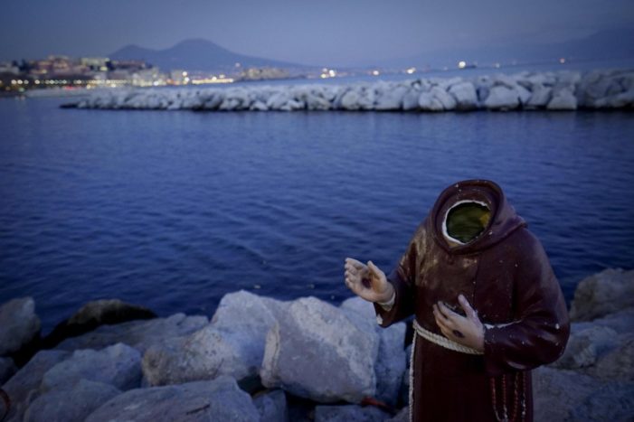 In via Caracciolo, a Napoli, decapitata statua di San Pio da Pietrelcina. Incredulità e rabbia tra i fedeli