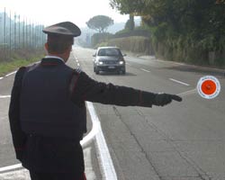 Tenta di investire i carabinieri, camionista di Torre Annunziata denunciato dei militari di Dugenta nel beneventano