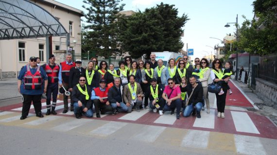 Grande successo del Piedibus: bambini a scuola da cinque percorsi diversi