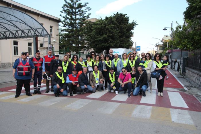 Grande successo del Piedibus: bambini a scuola da cinque percorsi diversi